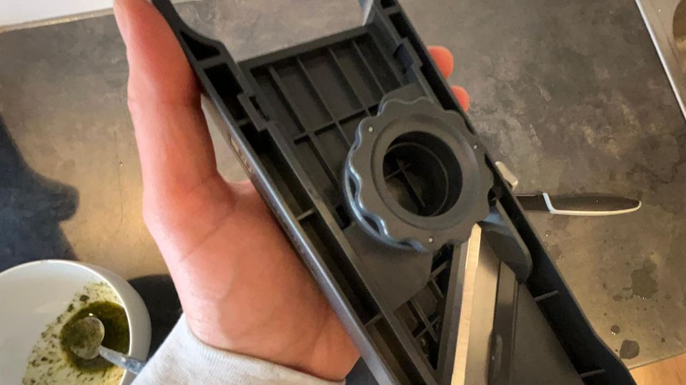 An der Rückseite verstellen Sie die Schnittbreite. Dieses System nutzt auch die SuperBenriner