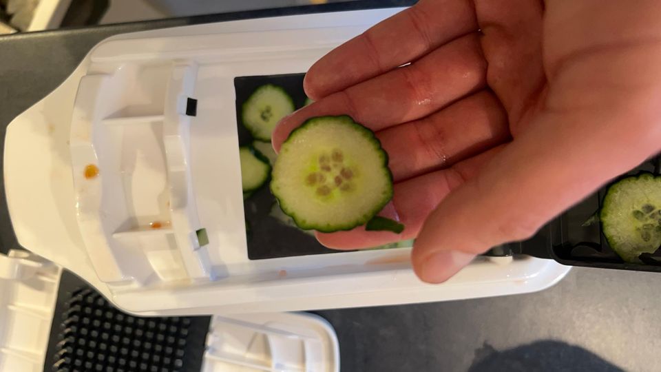 Gurken zerlegt der Hobel etwas zu breit. Leider lässt sich die Dicke nicht einstellen