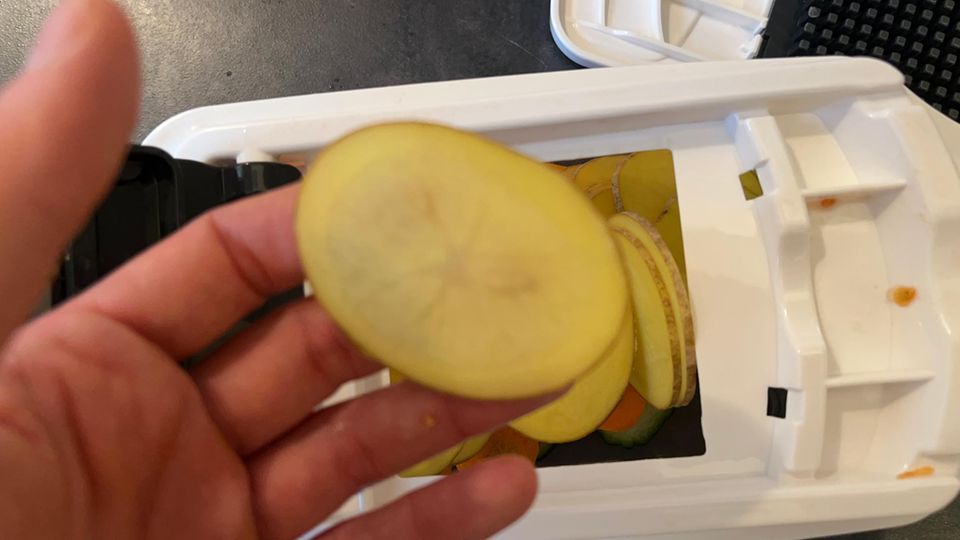 Wohingegen selbst gemacht Chips nicht möglich sein dürften. Die Kartoffelscheiben sind dafür zu breit