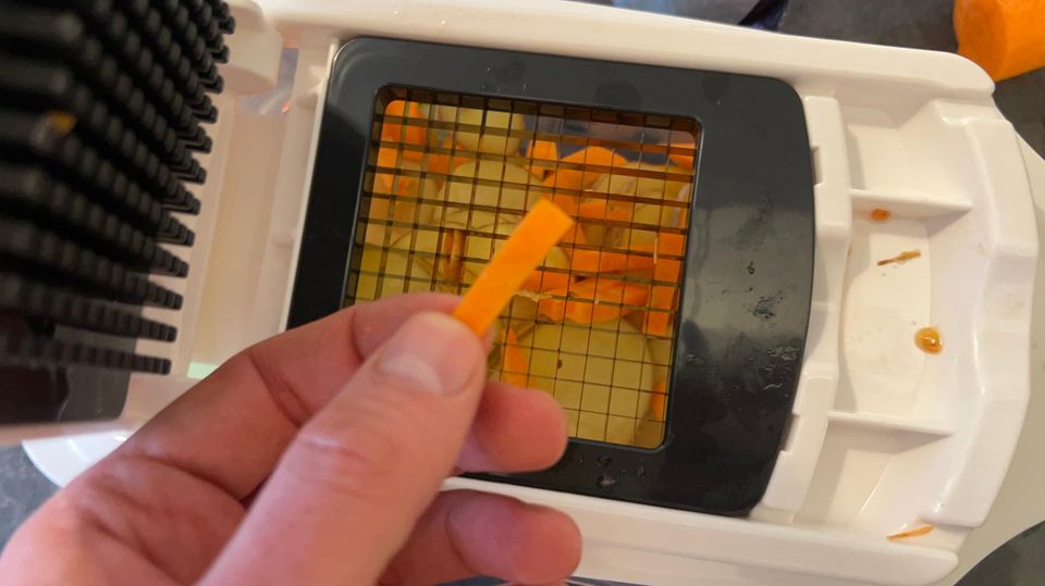 Wer allerdings die saubersten Julienneschnitte will, findet sie im kleinsten Aufsatz fürs Stampfen
