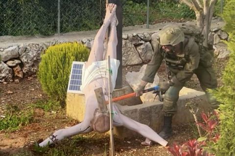 Libanon: Wirbel um Foto: Israelischer Soldat schlägt auf Jesus-Figur ein