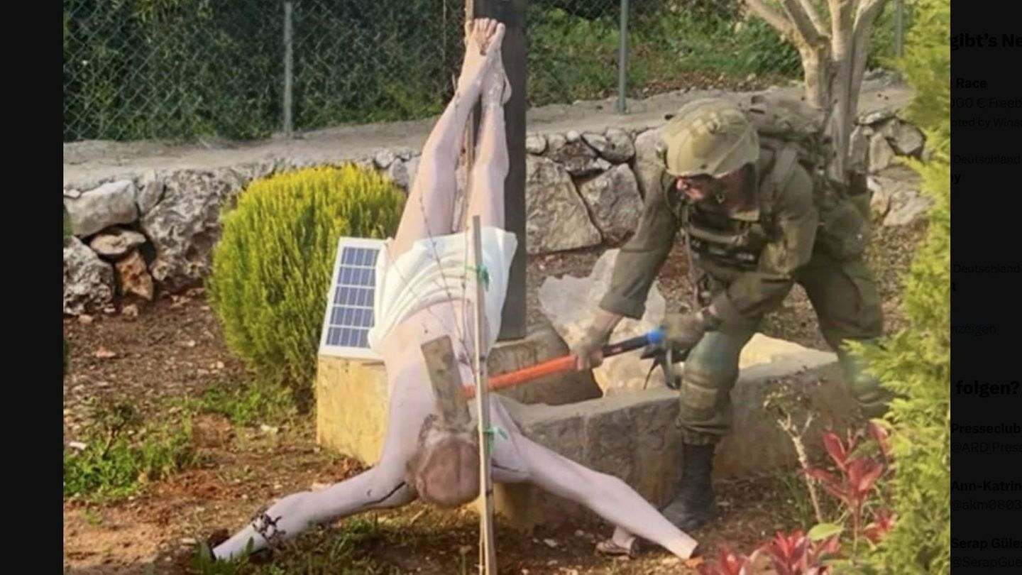 Ein israelischer Soldat im Süd-Libanon, der auf eine Jesus-Statue einschlägt