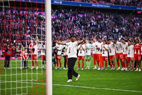 Vincent Kompany geht nach der gewonnenen Meisterschaft aus sich heraus. Foto: Tom Weller/dpa