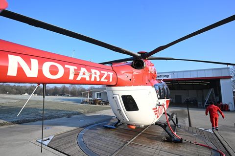 Der Rettungshubschrauber brachte die Frau schließlich in eine Klinik. (Symbolbild) Foto: Bernd Weißbrod/dpa