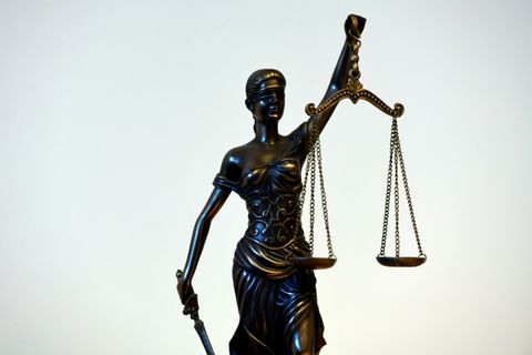 Justitia-Figur mit Waage