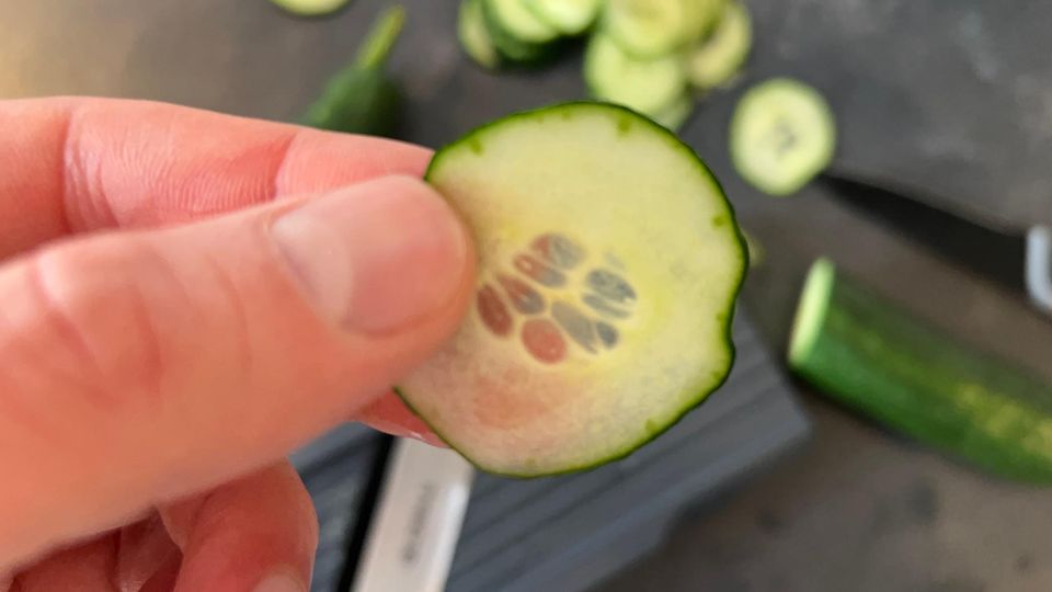 Gurken schneidet der Gemüsehobel von Global hauchzart