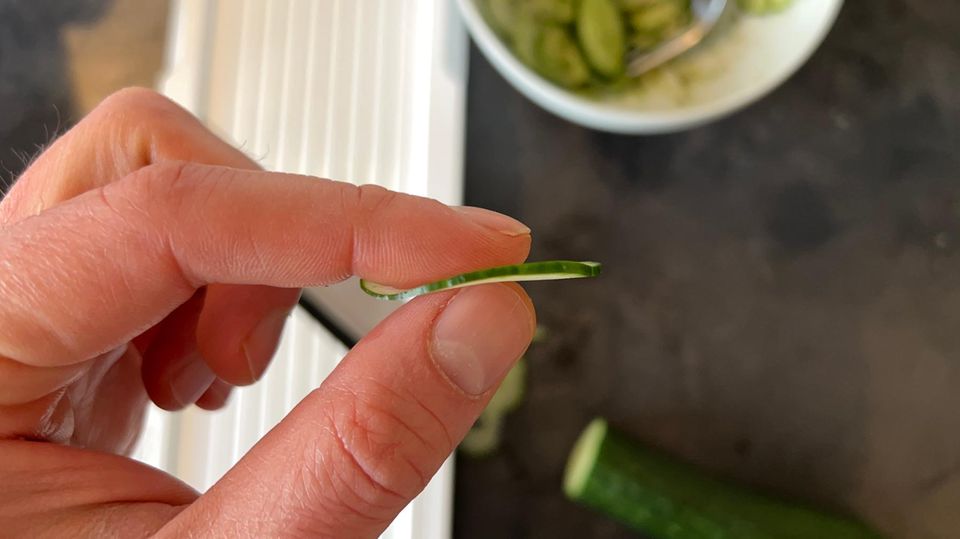 Gleichmäßiger Schnitt und dabei sehr dünn. So soll es sein für einen Gurkensalat