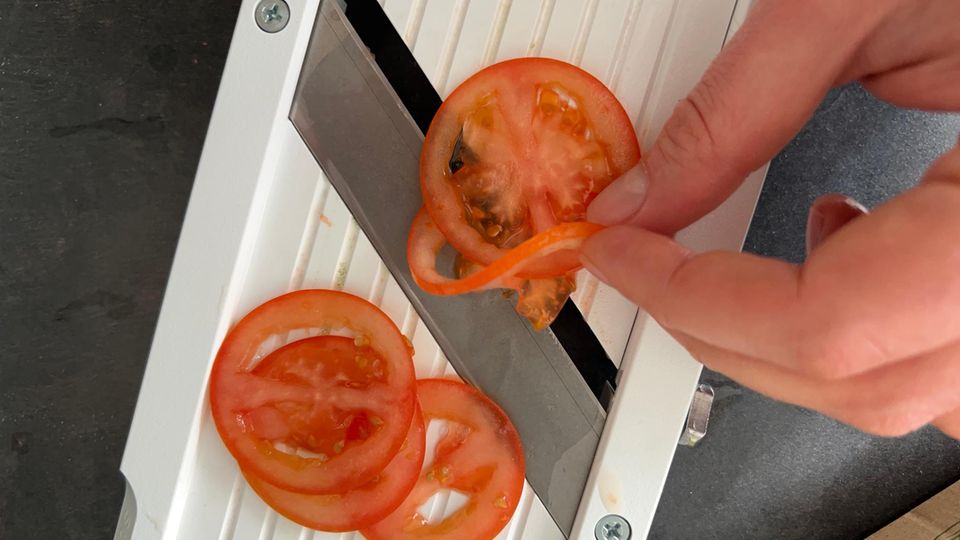 Auch wenn das Innere der Tomate zerfällt, sind die Schnitte beeindruckend gut