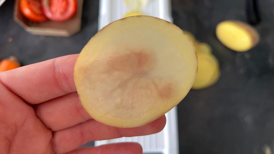 Kartoffeln lassen sich so hauchzart hobeln, dass fast durchsichtig scheinen