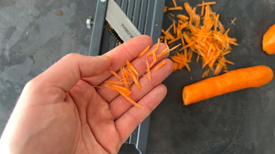 Bei der kleinsten Julienneklinge wirken die Schnitte geraspelt und es ist mehr Kraft notwendig