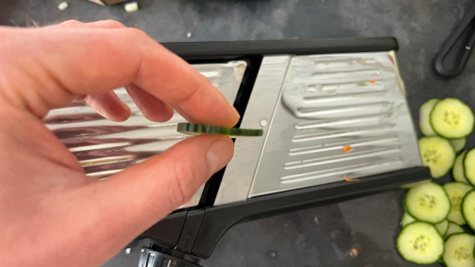 Schade, die Gurken waren etwas breit. Das gelingt geübten Köchen auch per Hand