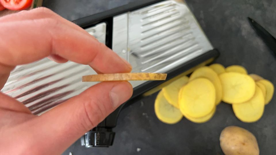 Von wegen hauchzart: Die dünnste Schnittbreite des Hobels ist deutlich dicker als bei der Konkurrenz