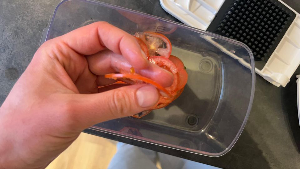 Tomaten verarbeitet der RüK-Hobel gut, wenngleich nicht so dünn wie die Mandoline von Super Benriner