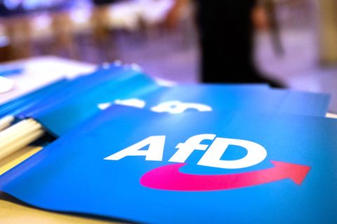 Im Umfeld eines AfD-Parteitages in Greding war es zu möglichen rechtsgerichteten Straftaten gekommen - sechs Männer stehen deswe