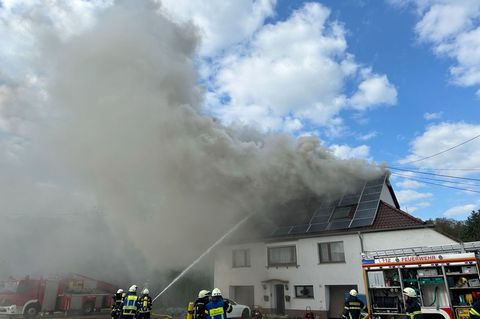 Das Einfamilienhaus in Glan-Münchweiler ist laut Polizei derzeit nicht begehbar. Foto: -/Polizeiinspektion Kusel/dpa