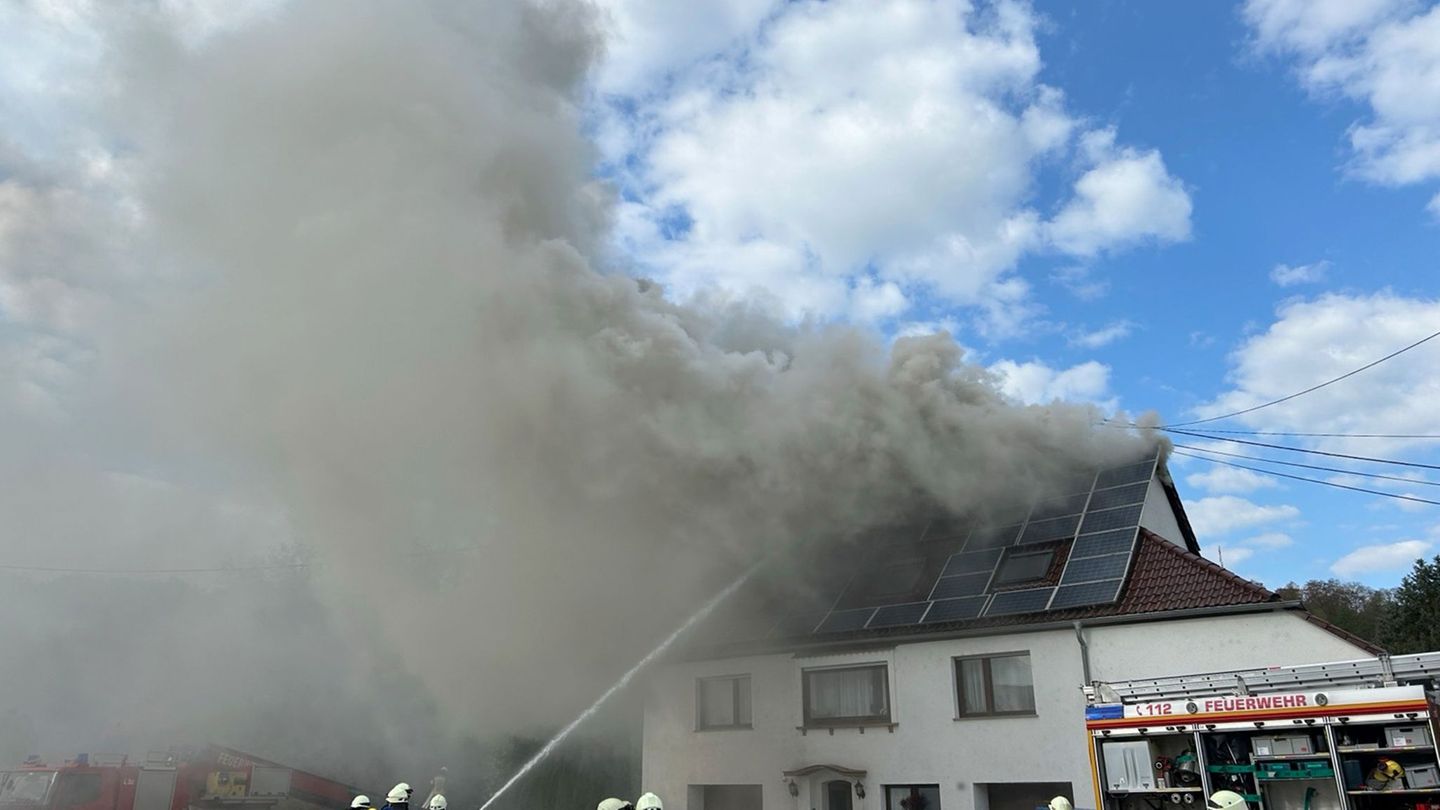 Brandursache unklar: Dachstuhl in Flammen - pflegebedürftiger Bewohner verletzt