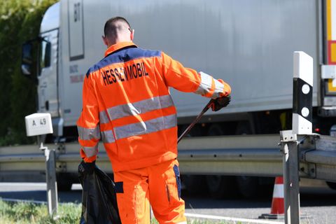 Bevor die Mäharbeiten beginnen können, muss erst der Müll an den Straßen eingesammelt werden. (Archivbild) Foto: Uwe Zucchi/dpa