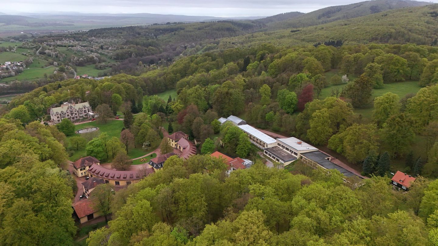 Boden freilegen: Fonds-Start: Mehr Naturfläche durch Hotel-Ruinen-Abbruch