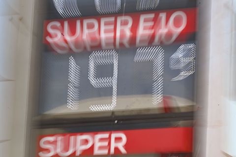 Vereinzelt lassen sich Spritpreise unter 2 Euro bereits finden - noch sind sie aber die Ausnahme. (Archivbild) Foto: Bernd Weißb