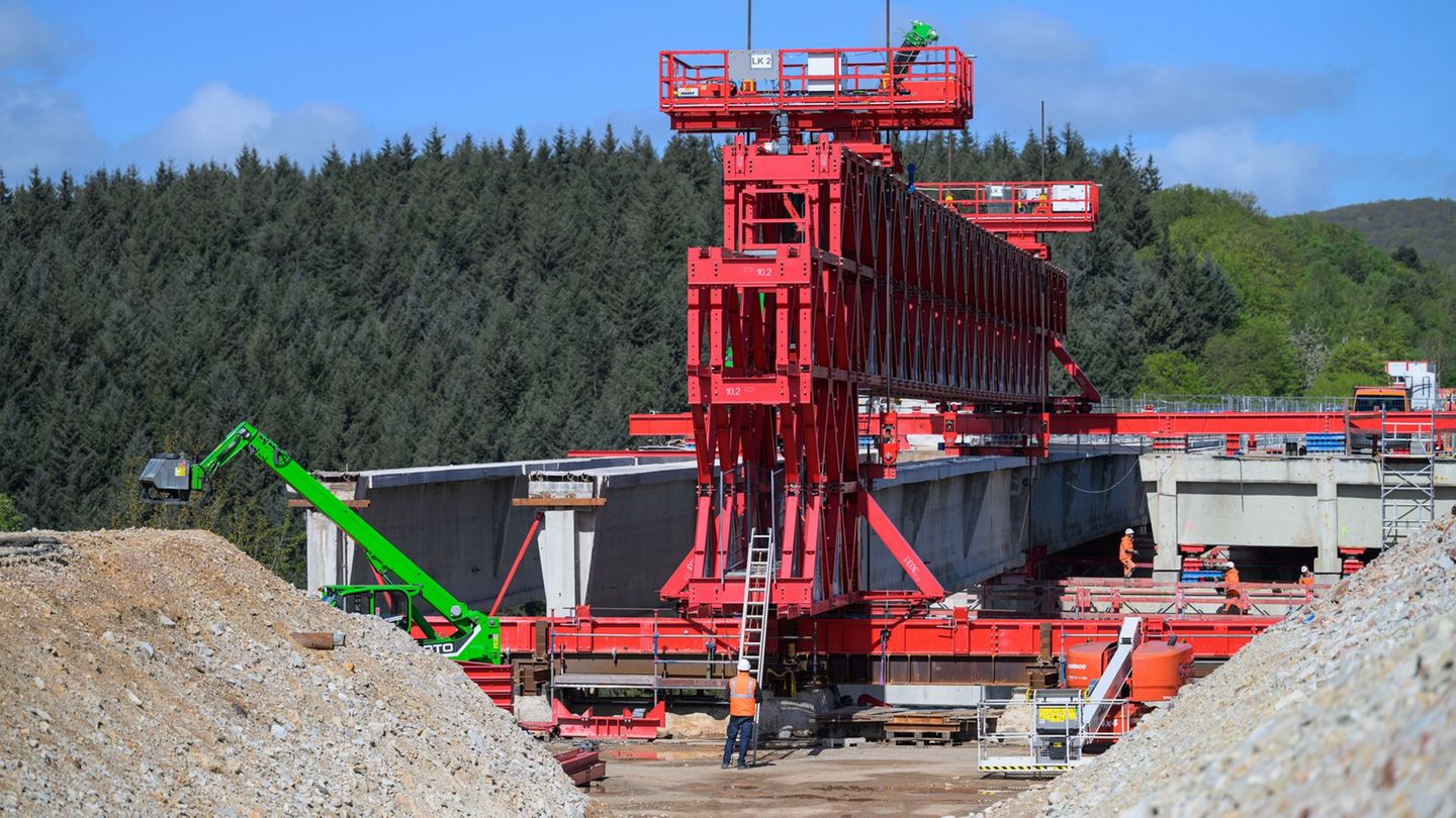 Bei den Abbrucharbeiten kommt ein Demontagegerät zum Einsatz. Foto: Hannes P. Albert/dpa
