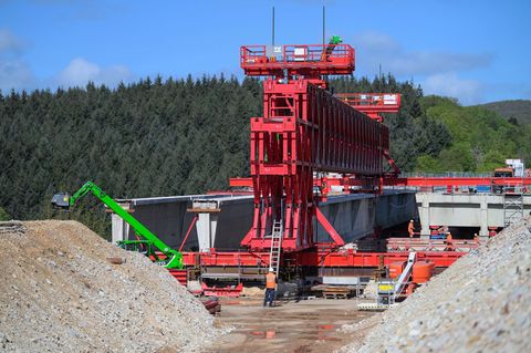 Bei den Abbrucharbeiten kommt ein Demontagegerät zum Einsatz. Foto: Hannes P. Albert/dpa