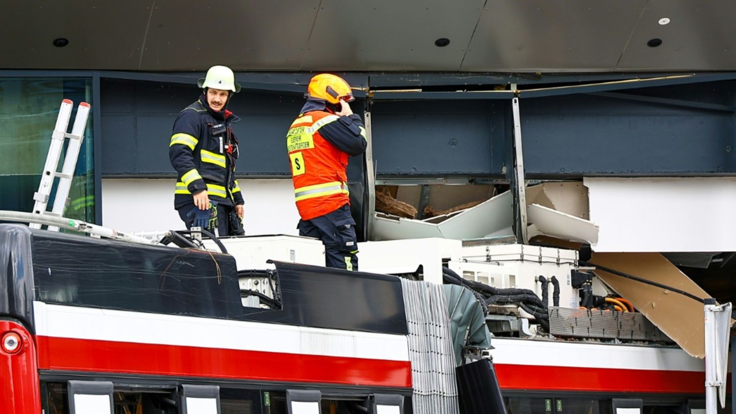 Bus kracht in Supermarkt: Ein Toter und mehrere Verletzte in Salzburg
