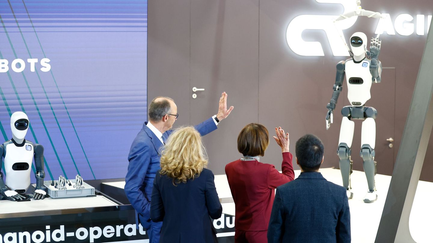 Weltgrößte Industrieschau: Merz als "Herr Merkel" und ein ungewöhnlicher Messe-Rundgang