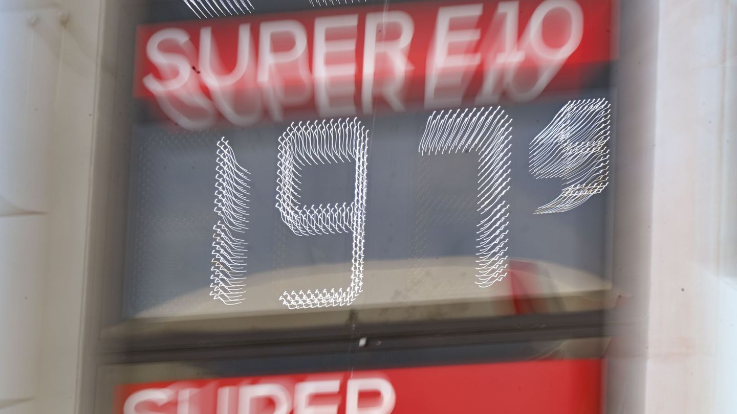 Vereinzelt lassen sich Spritpreise unter 2 Euro bereits finden - noch sind sie aber die Ausnahme. (Archivbild) Foto: Bernd Weißb