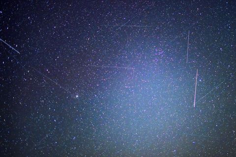 Erdnahe Satelliten sind auf Langzeitbelichtungen als Lichtspuren zu erkennen. Das bayerische Start-Up Mynaric baut Laserfunkterm