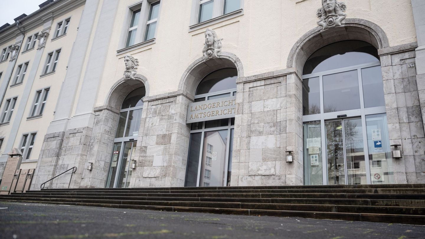 Landgericht Hagen: Vermieterin erstochen - Angeklagter schweigt zu Mordvorwurf