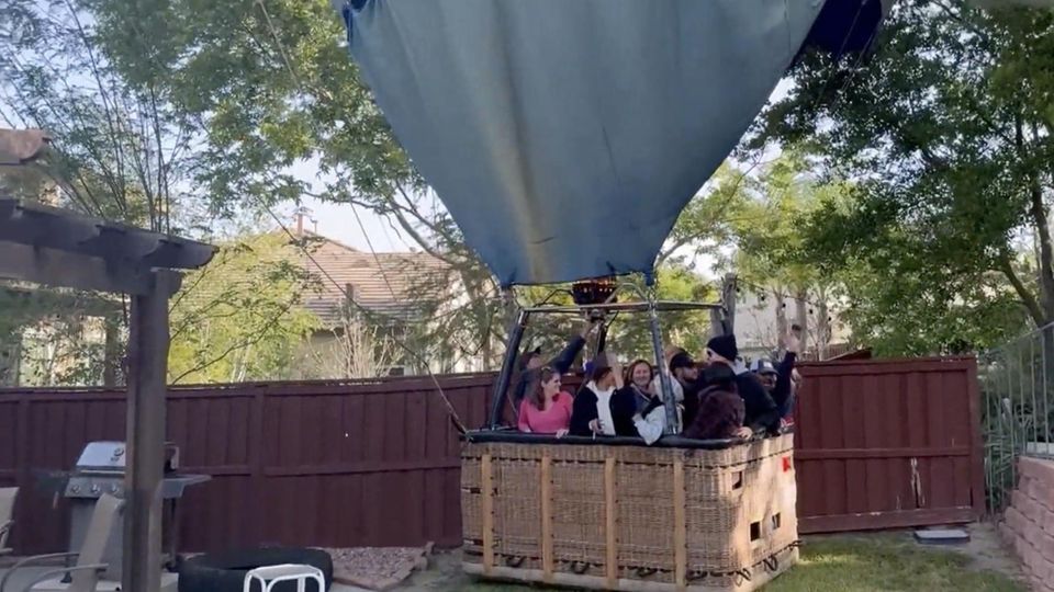 Heißluftballon landet plötzlich mitten im Vorgarten