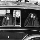 Elisabeth und Margaret verschleiert im Auto