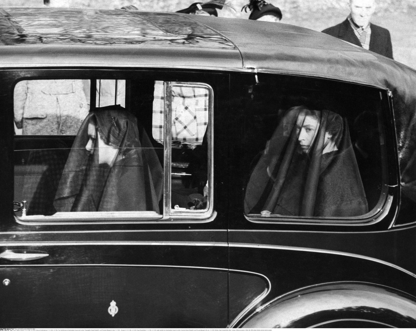 Elisabeth und Margaret verschleiert im Auto