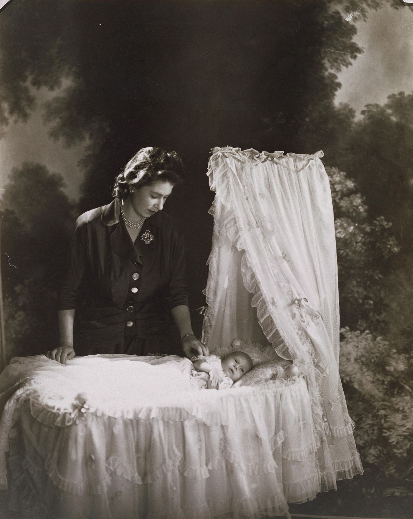 Elisabeth am Babybett