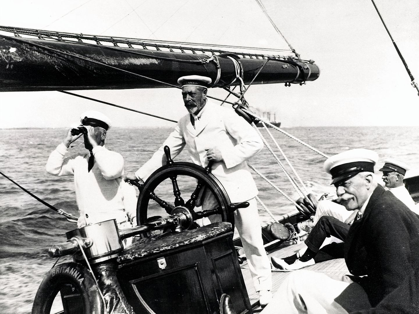 Männer am Ruder einer Yacht