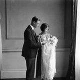 Herzog und Herzogin mit Kind im Arm