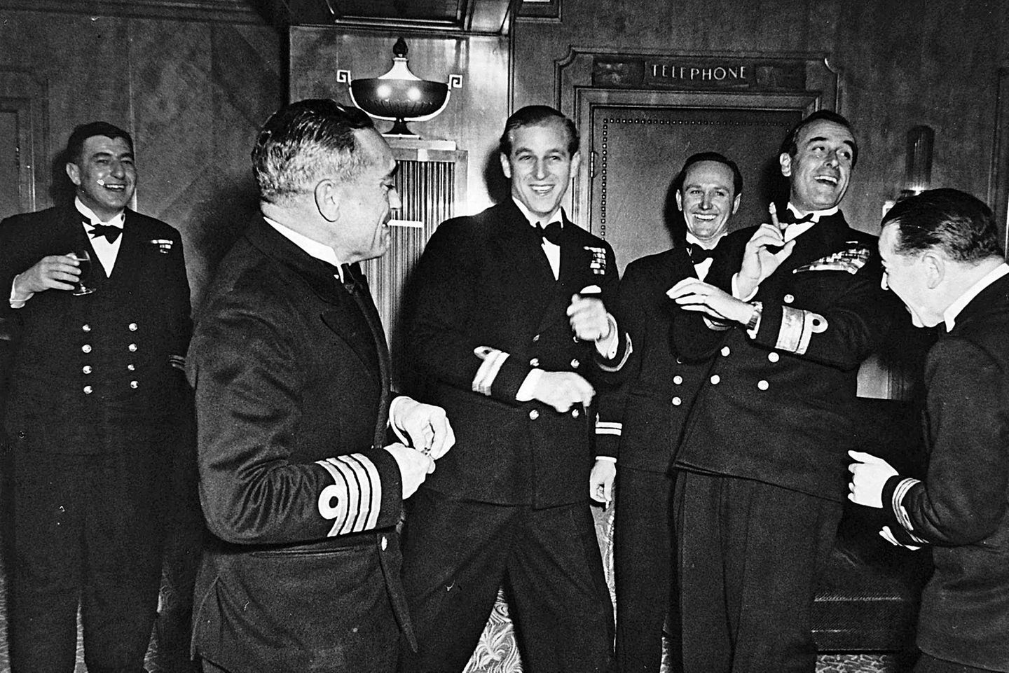 Philip am Vorabend der Hochzeit mit Marinekameraden