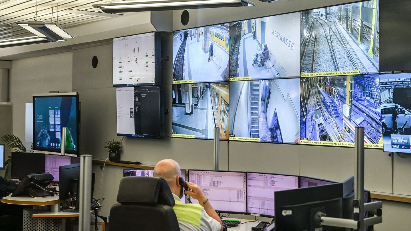 Mit KI-gestützter Videotechnik soll die Sicherheitsüberwachung an Bahnhöfen in der Sicherheitsleitstelle der BVG künftig einfach