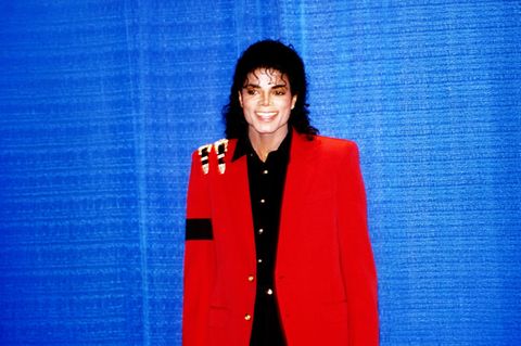 Michael Jackson in einem roten Blazer