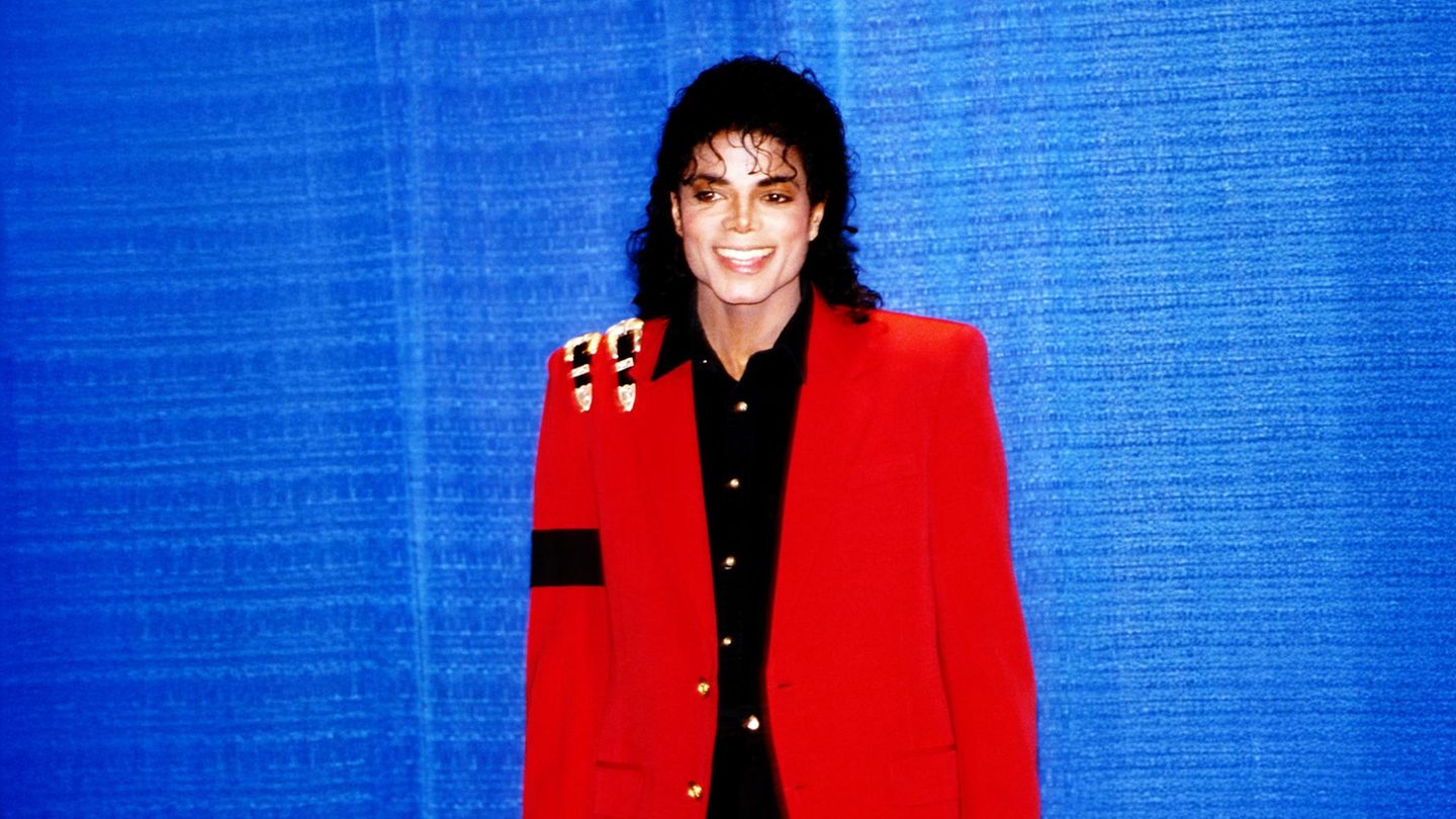 Michael Jackson in einem roten Blazer