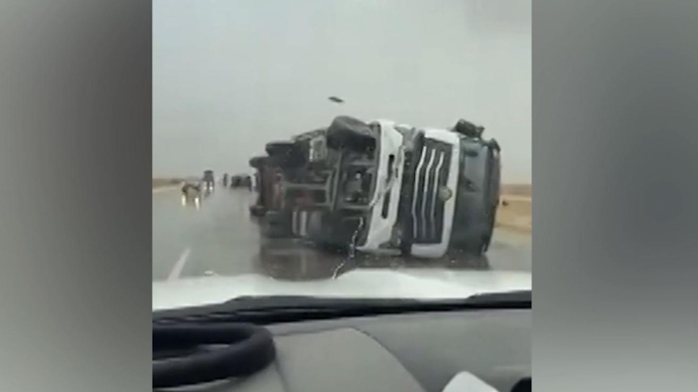 LKW verunglückt: Aufnahmen zeigen schwere Unwetter in Saudi-Arabien