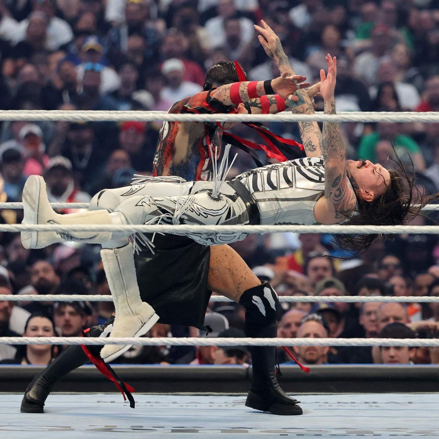 Las Vegas, USA. Finn Balor legt Dominik Mysterio flach. In der Luft. Ein Move, der dem US-Präsidenten gefallen dürfte, ist der doch großer WrestleMania-Fan.