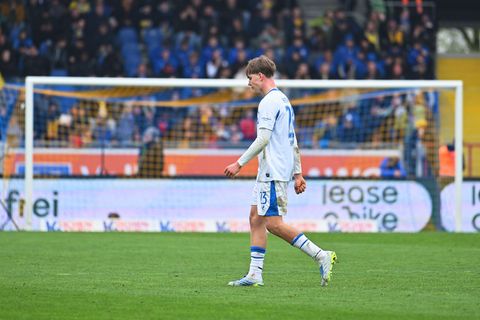 Nach seiner Roten Karte verließ Herthas Kennet Eichhorn geknickt das Feld. (Archivbild) Foto: Swen Pförtner/dpa