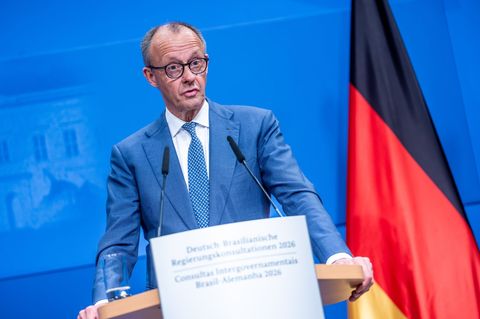 Bundeskanzler Merz lässt offen, wie er einem möglichen Treibstoffmangel begegnen will. Foto: Michael Kappeler/dpa