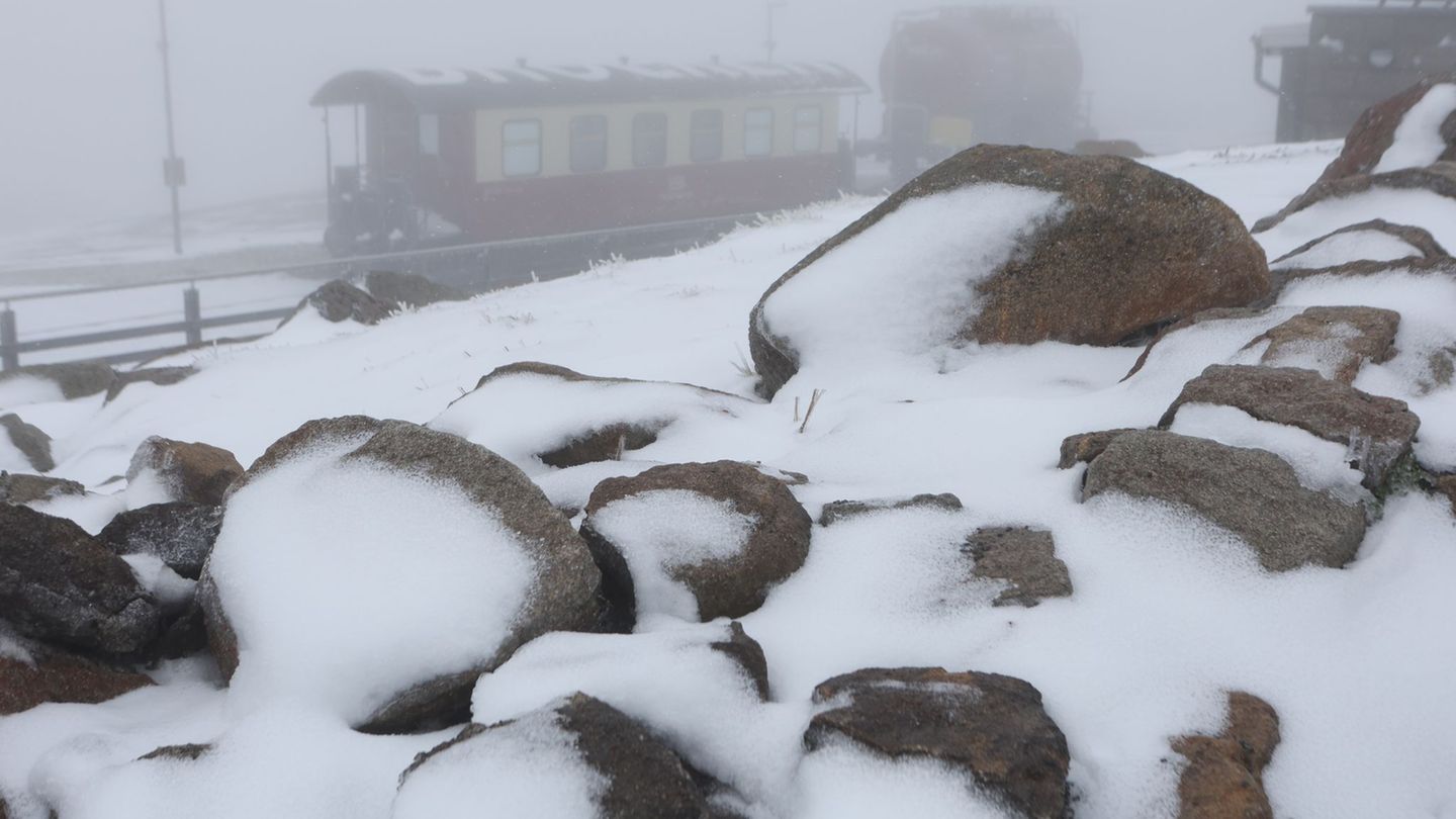 Auf dem Brocken in Harz ist es noch einmal winterlich. (Archivbild) Foto: Matthias Bein/dpa