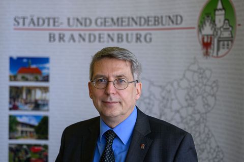 Der Präsident des Städte- und Gemeindebundes zeigt Verständnis für die Verpackungssteuer. (Archivbild) Foto: Patrick Pleul/dpa