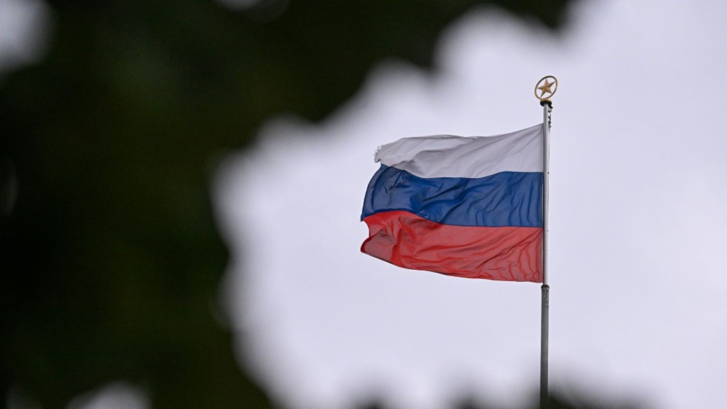 Russische Flagge auf der Botschaft in Berlin