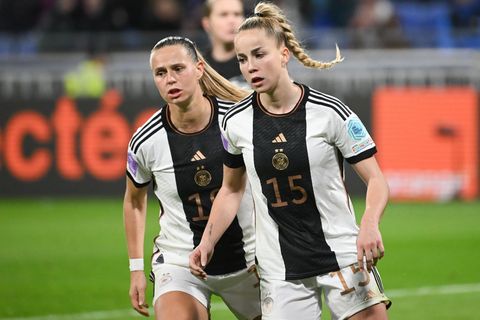 Klara Bühl und Giulia Gwinn (r) könnten in den nächsten Wochen zurückkehren. (Archivbild) Foto: Sebastian Christoph Gollnow/dpa