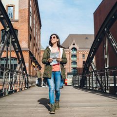 Touristin erkundet Hamburg