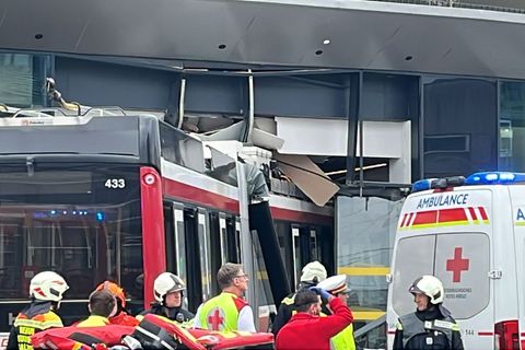 Mehrere Menschen wurden teils schwer verletzt. Foto: Fmt-Pictures - Mw/APA/dpa